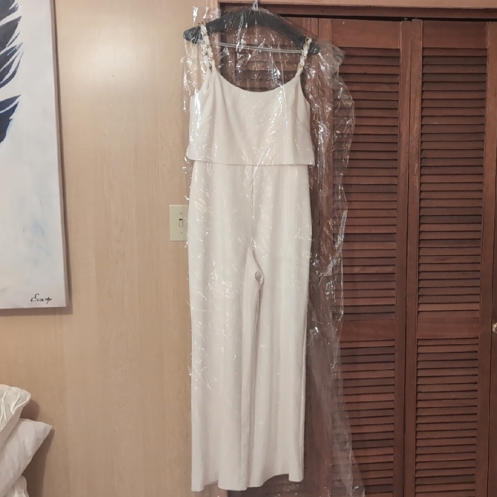 Elegant White Sleeveless Dress